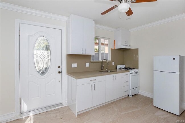 Building Photo - 7822 Hazeltine Ave