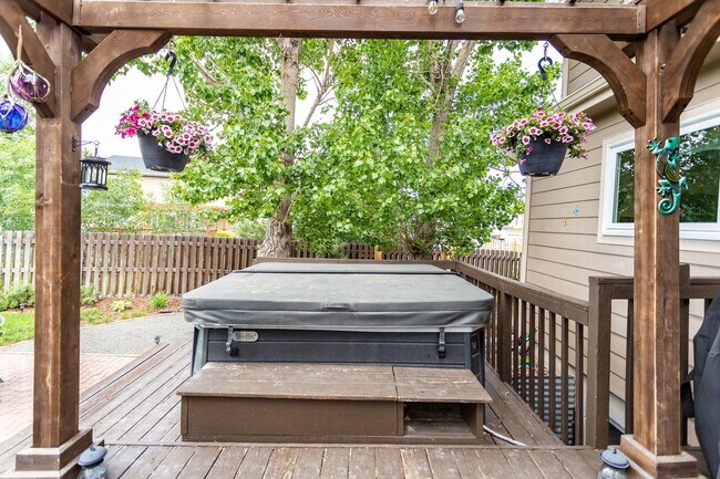 Building Photo - Charming Monument Retreat with  Private Ba...