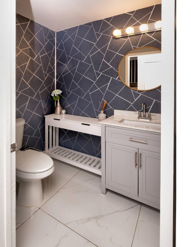 Building Photo - 621 Lakeshore Terrace