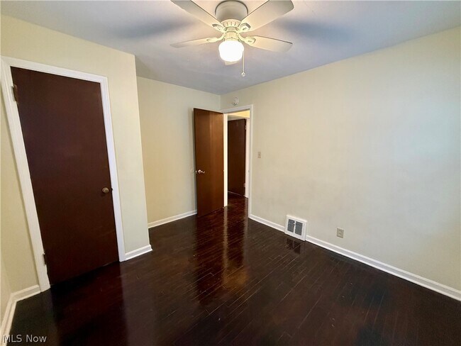 Building Photo - 575 Noble Ave