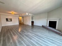 Building Photo - Light and Bright Townhouse-style condo in ...
