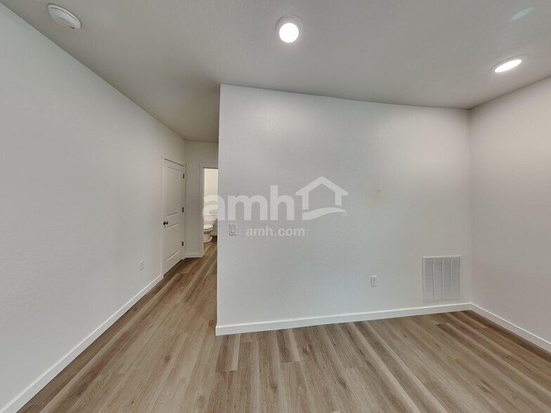 Building Photo - 26101 E Calhoun Pl