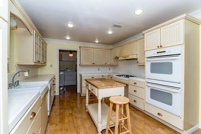 Building Photo - MACARTHUR PARK 3-BEDROOM HOME