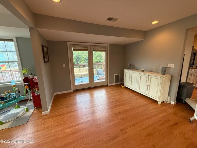 Building Photo - 66 Sea Drift Ave