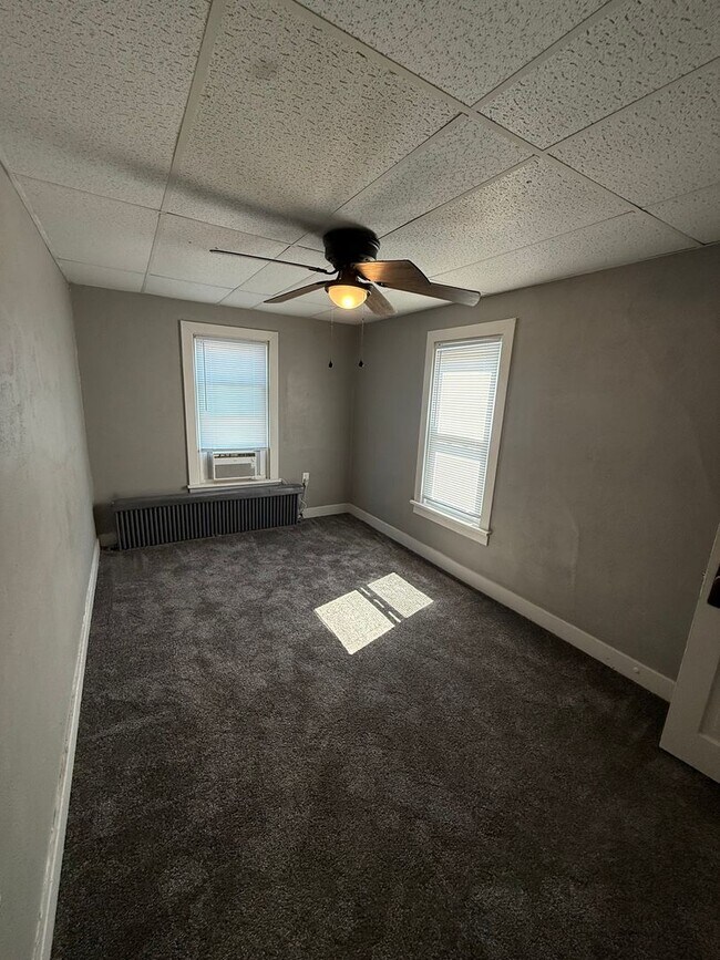 Building Photo - 519 Roup St