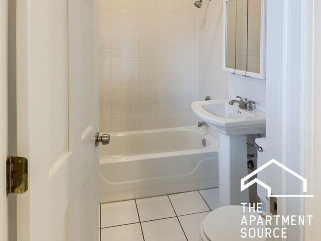 Building Photo - 857 W Cornelia Ave