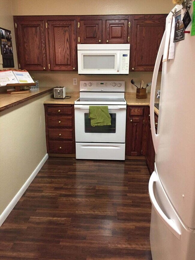 Building Photo - "Charming 2-Bed, 1.5 bath Townhouse Retreat in Saint George