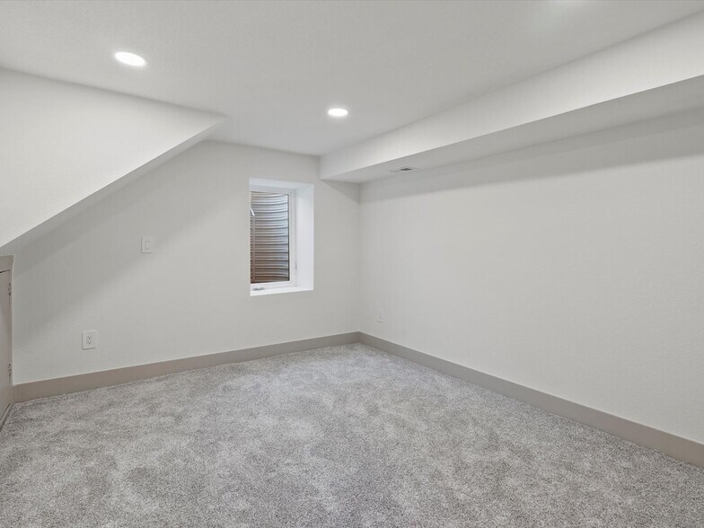 Building Photo - 883 S Downing St