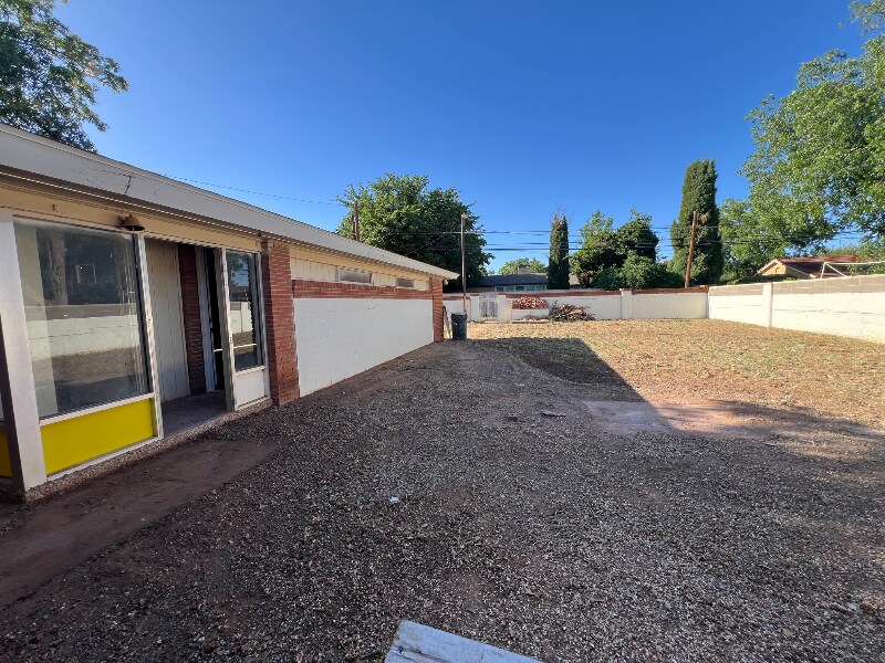 Building Photo - 1001 E Cardwell St
