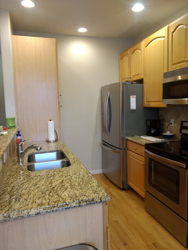 Building Photo - Magnificent and Spacious 2 bed/3 bath in G...