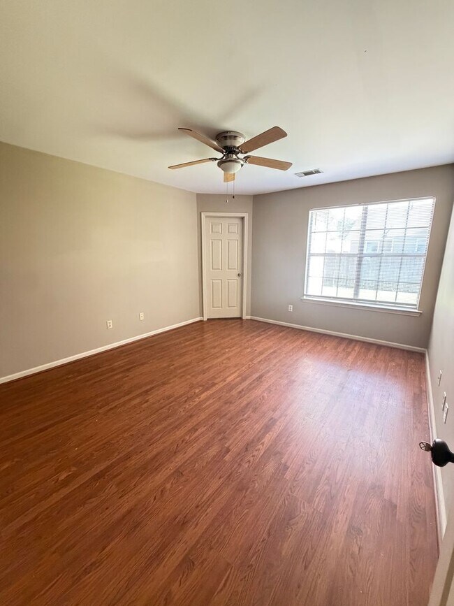 Building Photo - 102 Plumdale Dr
