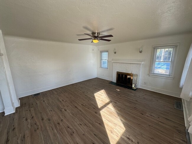 Building Photo - Centrally located 2 bedroom house