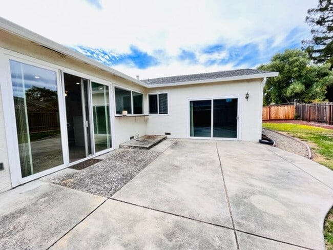 Building Photo - Move-In Ready 4BD/2BA Single Story, Ranch-...
