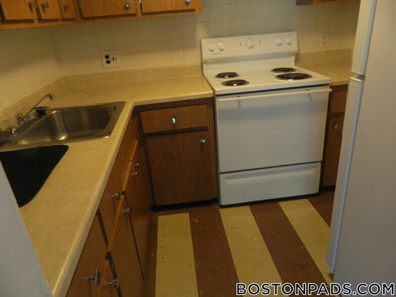 Building Photo - 524 Putnam Ave