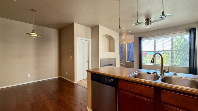 Building Photo - Spacious & Modern 3-Bedroom Townhome in Th...