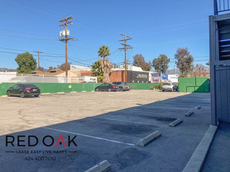 Building Photo - 417 W Los Feliz Rd