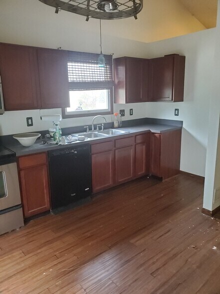Building Photo - 1864 Pine Grove Pl