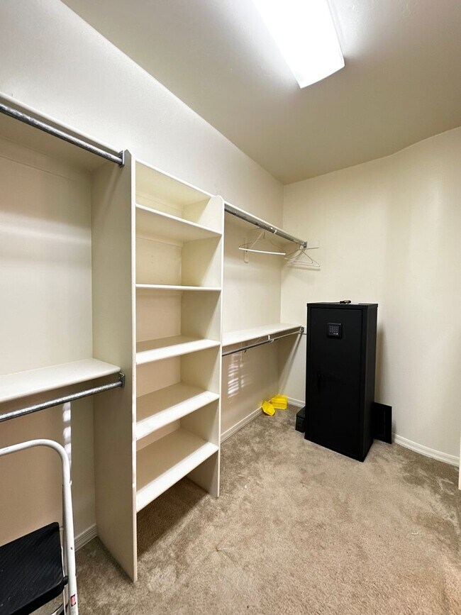 Building Photo - HIGHLY DESIRABLE AND SPACIOUS HOME FULLY EQUIPPED WITH SOLAR PANELS + LANDSCAPING INCLUDED