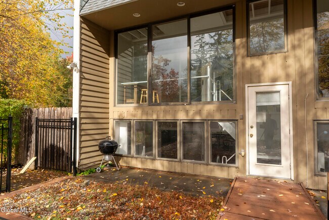 Building Photo - 28 White St