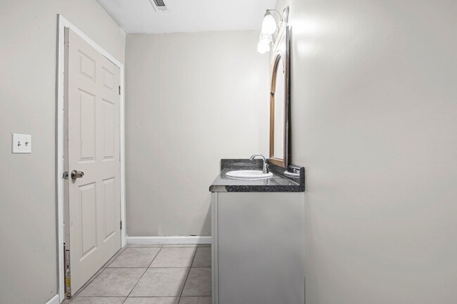 Building Photo - 1005 Westmoor Dr NW