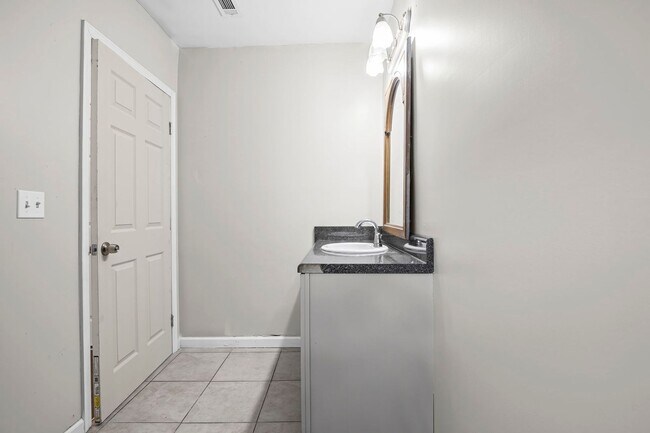 Building Photo - Upstairs Duplex Unit with 3 bedrooms and 2 baths.  Westside Atlanta, 30314