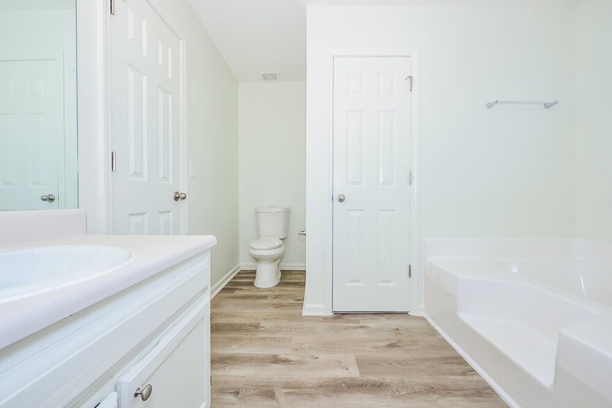 Building Photo - 709 Village Overlook