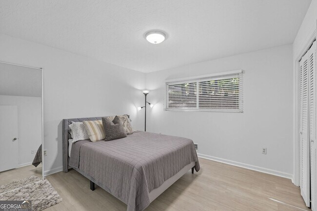 Building Photo - Luxury Lakefront Retreat – Fully Furnished...