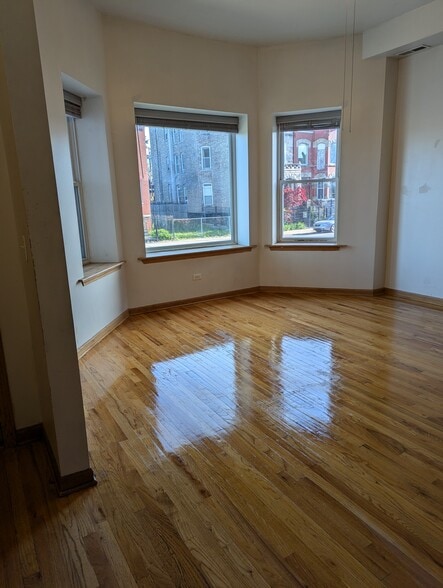 Living Room - 3212 W Warren Blvd