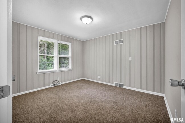 Building Photo - 1407 W Sunnyview Dr