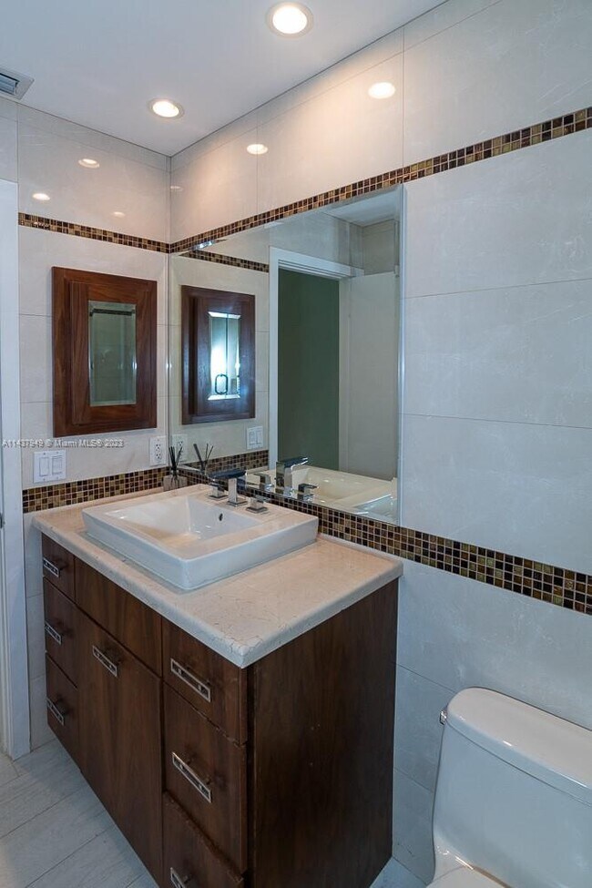 Building Photo - 76 Isle of Venice Dr