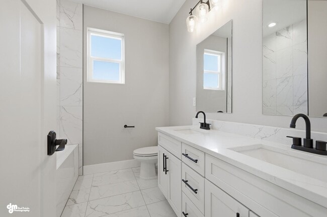 Building Photo - 4 Bedroom | 2.5 Bathroom | 2 Car Garage - Convenient Location!