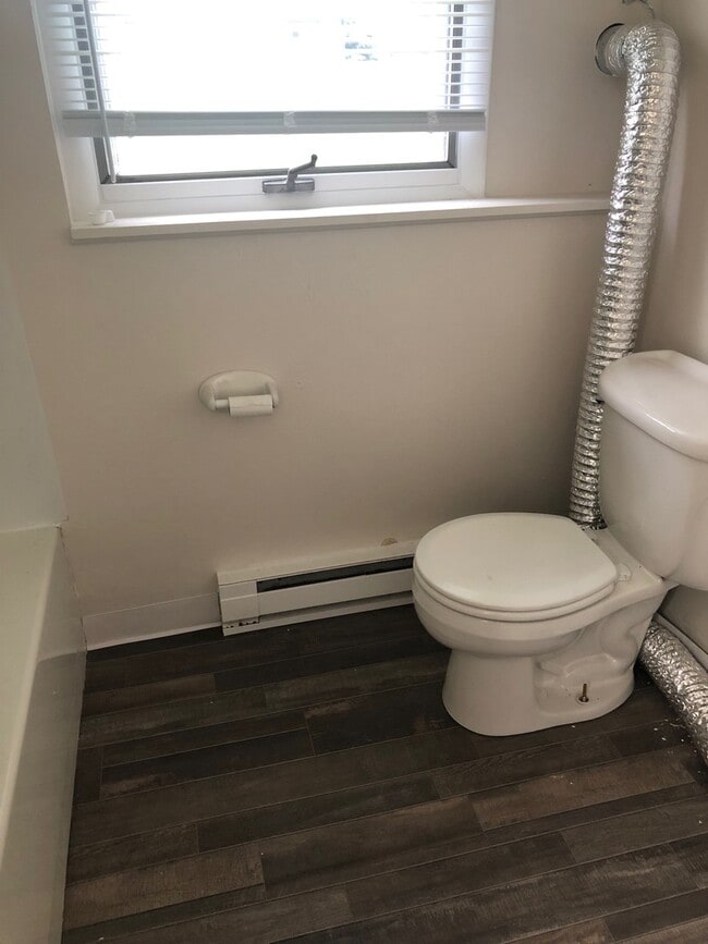 Building Photo - 3 Bedroom, 1 Bathroom Unit in Duplex for Rent