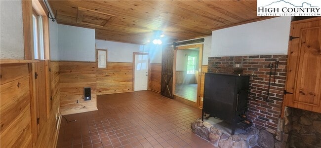 Building Photo - 112 Knoll Dr