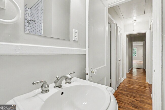Building Photo - 3743 Poplar Dr