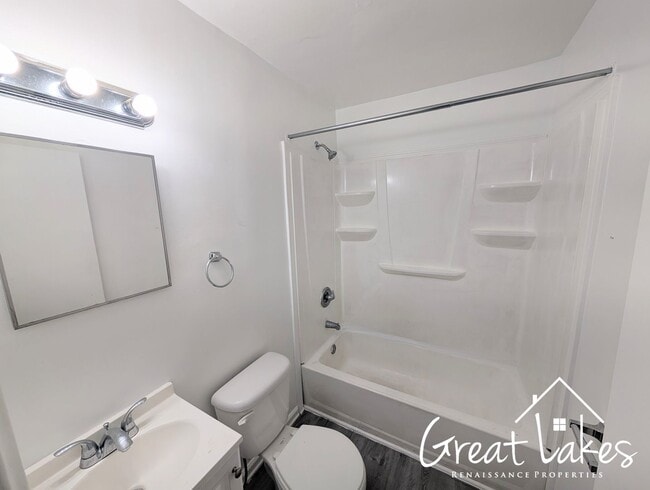 Building Photo - Stunning 2 Bedroom 1 Bathroom now availabl...