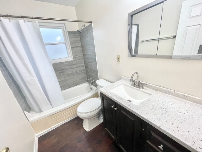 Building Photo - 3 Bed -1 Bath Single Family in Elyria