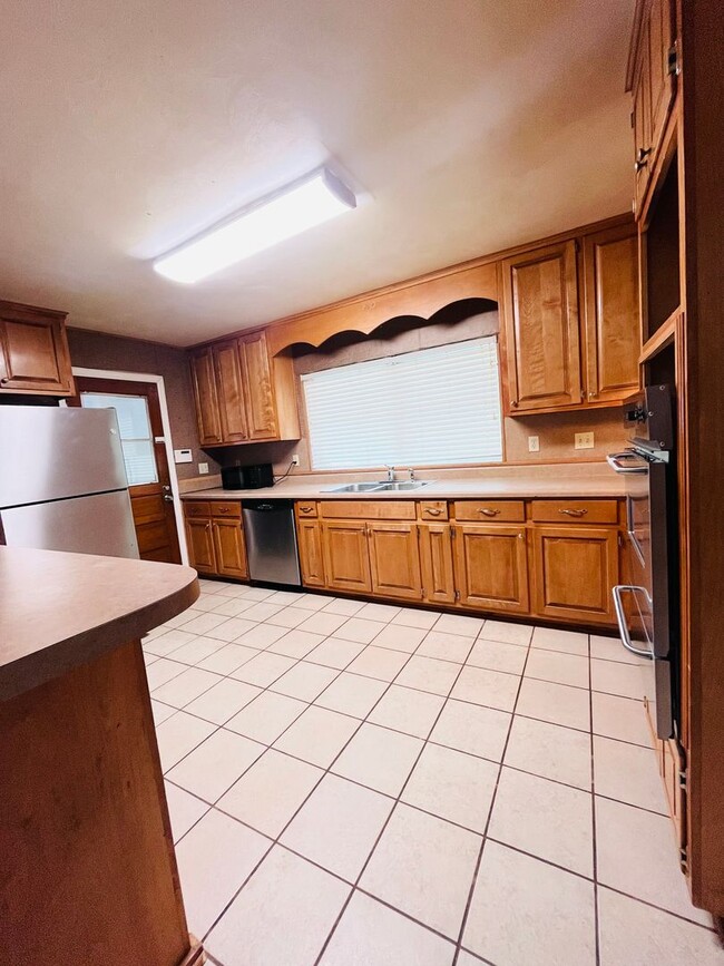 Building Photo - 3 Bed/2 Bath with one car garage home located in Jake Gaither Neighborhood!