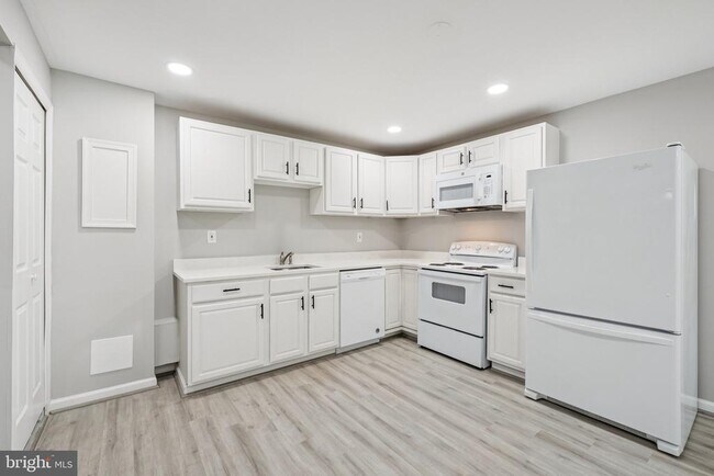 Building Photo - 6245 Windward Dr