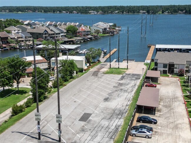 Building Photo - 3 April Point Dr S