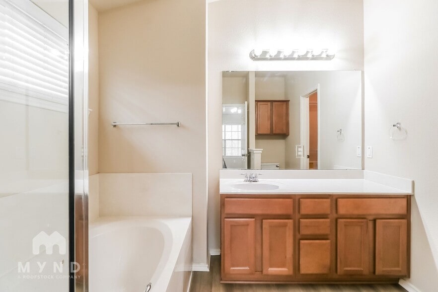 Building Photo - 1310 W Parmer Ln