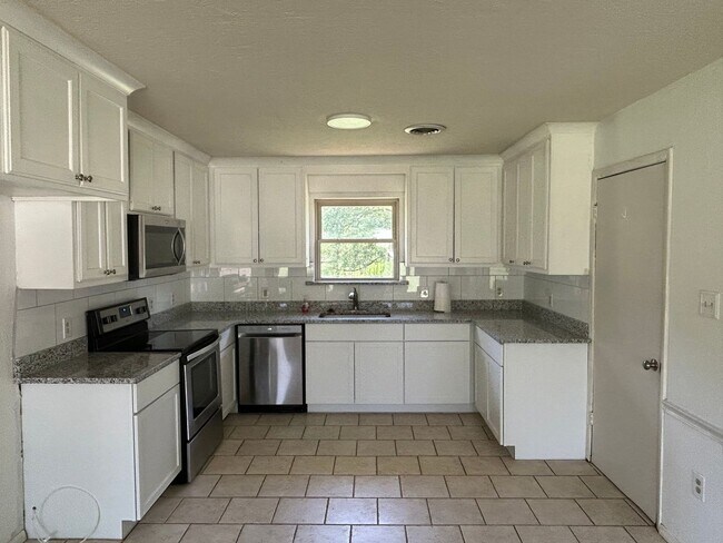 Building Photo - 829 Maple Shade Rd