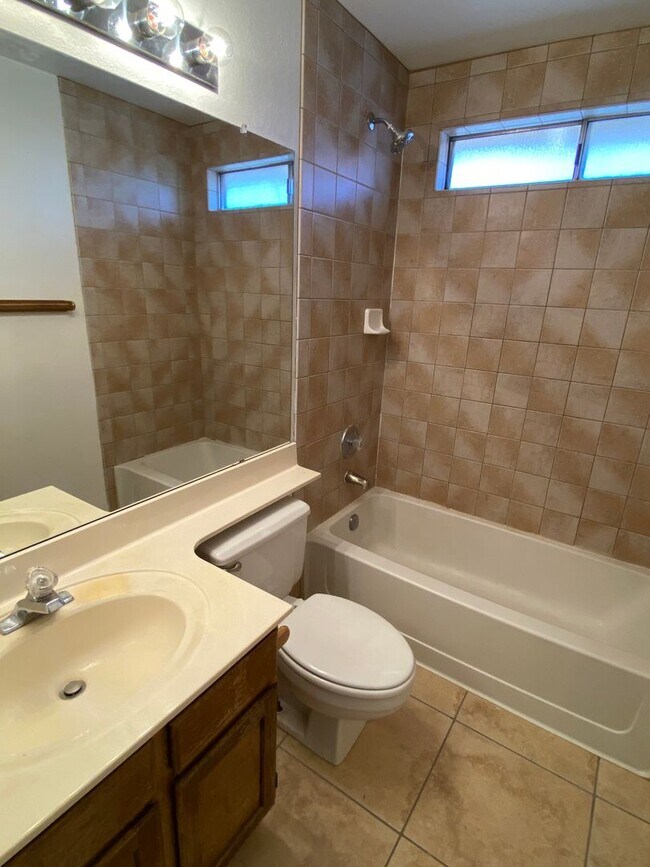 Building Photo - 3 Bedroom 2.5 Bathroom with a Pool in Garden Lakes