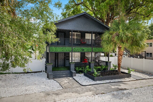 Building Photo - 209 W Gladys St