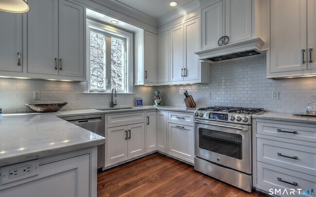 Building Photo - 30 Narrow St