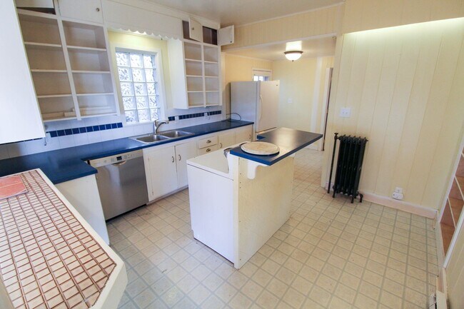 Building Photo - 1212 S Oak St