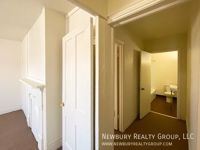 Building Photo - Charming Move-In-Ready 2-Bedroom Townhome