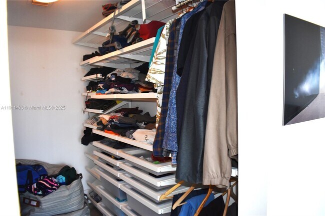 Building Photo - 9940 W Bay Harbor Dr