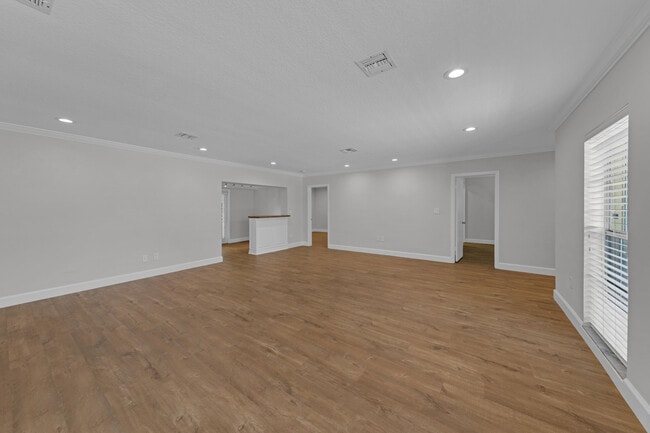 Building Photo - 900 NE 4th St