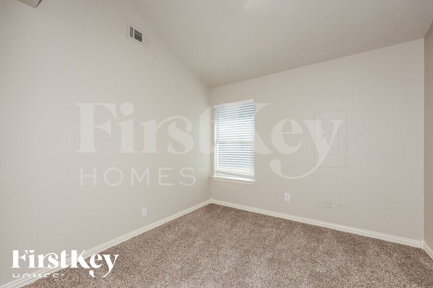 Building Photo - 600 Dayton Rd