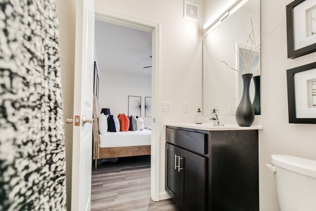 Building Photo - 1447 Pk W Ct